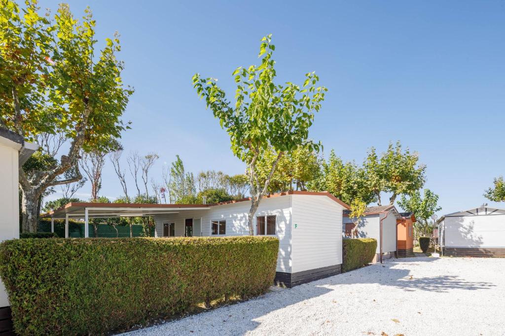 a house with a hedge in front of it at Bungalow F in Pontevedra