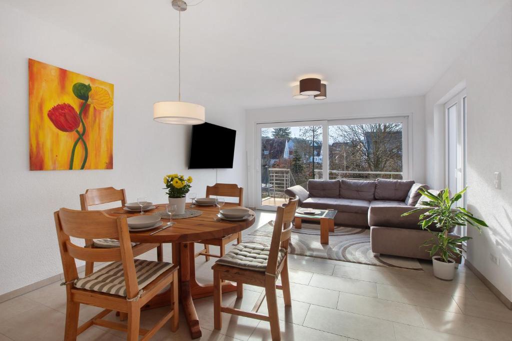 a living room with a table and a couch at Ferienwohnung am Klemmbach in Müllheim