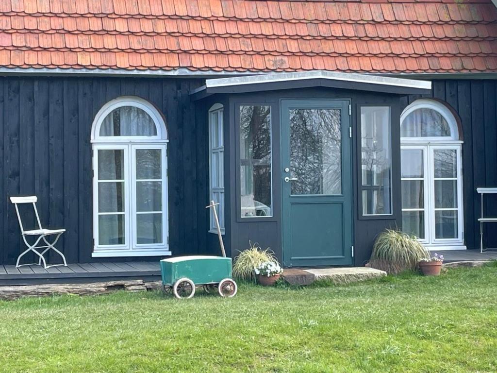 a blue shed with a blue door and a chair at Ferienhaus Sommerhaus Julin in Saal