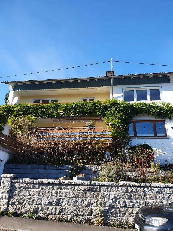 a building with plants on the side of it at Ferienwohnung Härtel in Schramberg