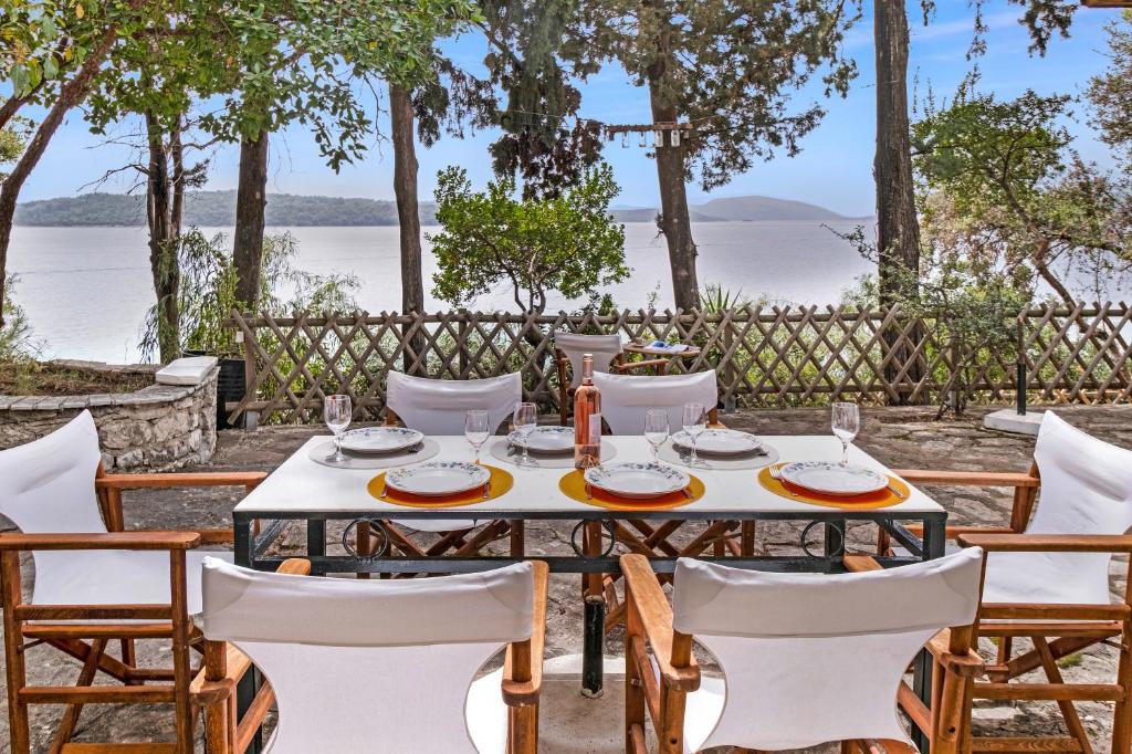 a table and chairs with a view of the water at The Sea Martin in Nydri