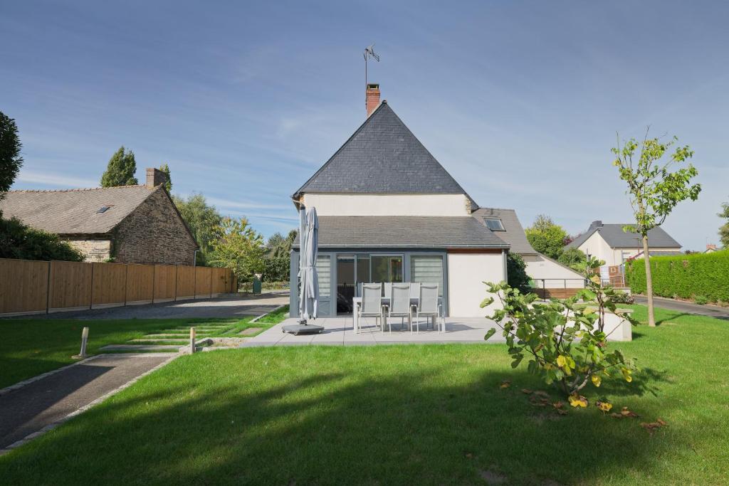 a house with a lawn in front of it at Gite Cours Péan in Châteaugiron