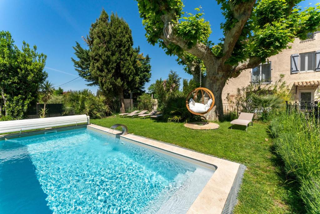 a swimming pool in the yard of a house at Gite en Campagne Valentin in Avignon