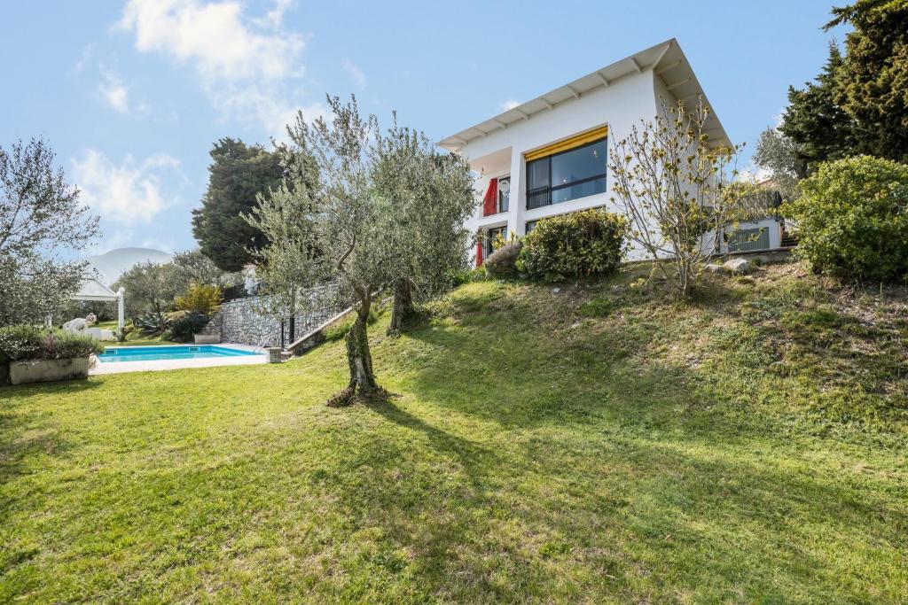a house on a hill with a yard at Villa Bianca in Toscolano Maderno