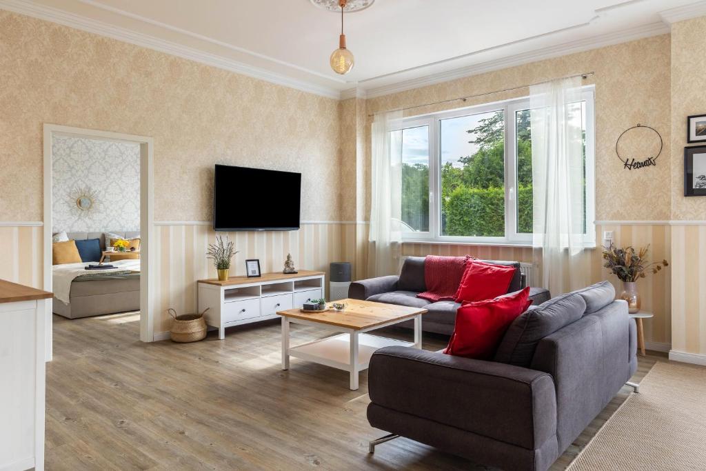 a living room with a couch and a tv at Ferienhaus Optikstadt Rathenow in Rathenow
