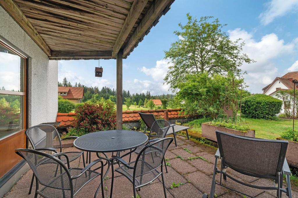a patio with a table and chairs on a balcony at Sonnenterrasse im Schwarzwald in Freudenstadt