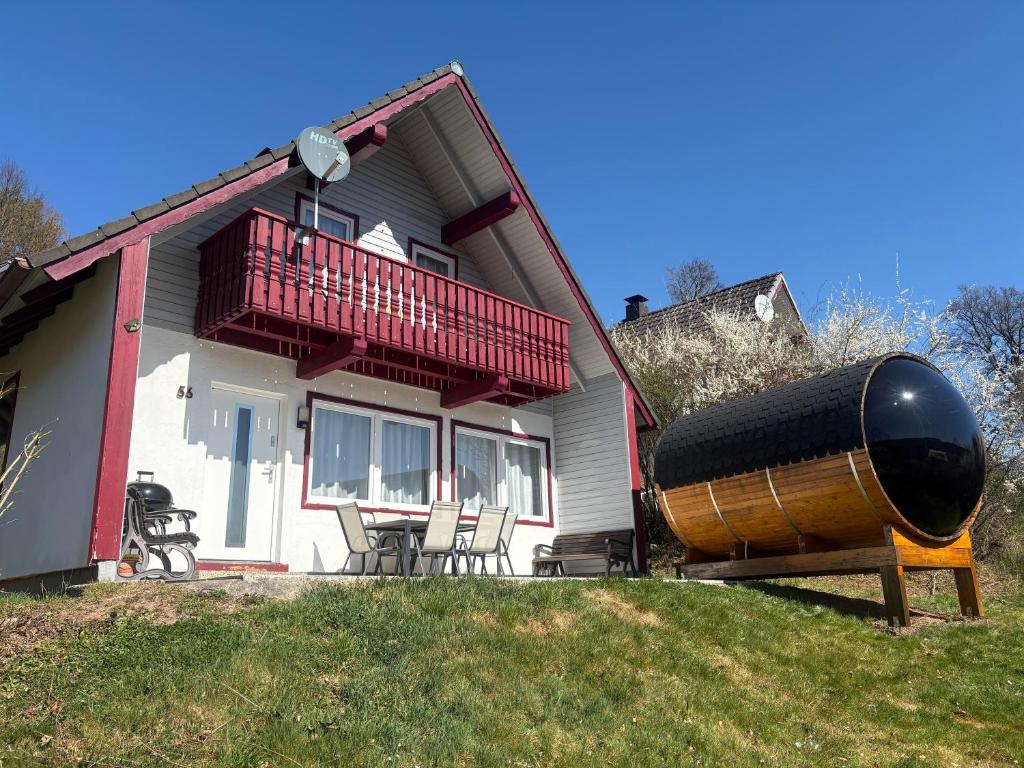 a house with a large barrel in front of it at Sternschnuppe in Kirchheim