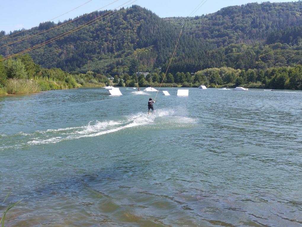 a man is water skiing on a lake at Das Spatzennest in Riol
