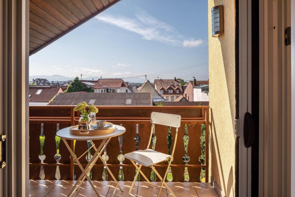 a balcony with a table and chairs and a view at Urlaubsapartment Südsicht in Ihringen