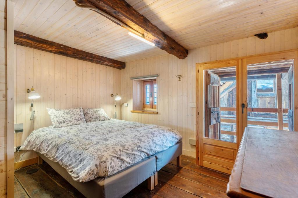 a bedroom with a bed and a window at Chalet Tomidicarta in Trasquera