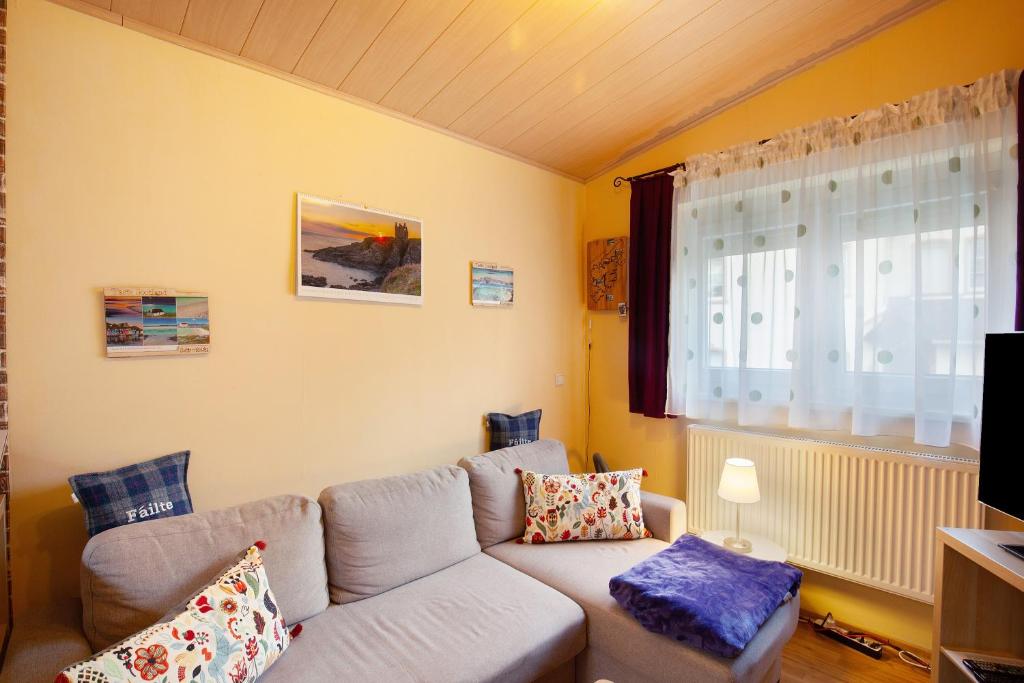 a living room with a couch and a window at Ferienwohnung Failte in Niederselters