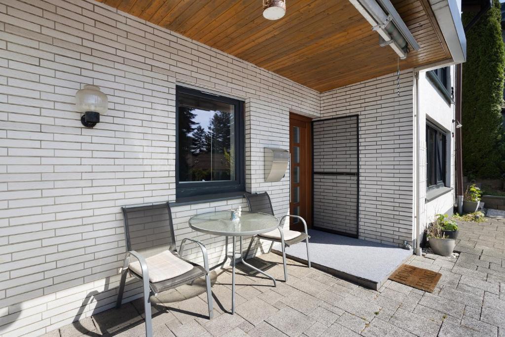 a patio with a table and chairs on a patio at Ferienwohnung Cakir in Meinerzhagen