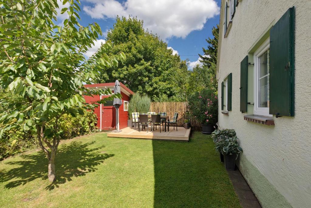 a backyard with a table and chairs and a house at Ferienhaus Frieda in Röfingen