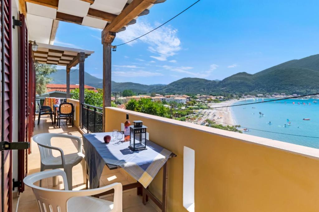 a balcony with a table and chairs and a view of the beach at Villa Captain Fotis 3 in Póndi