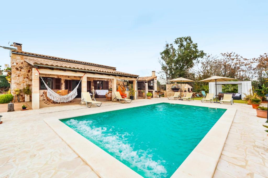 ein Swimmingpool im Hinterhof eines Hauses in der Unterkunft Finca Esplendor in Campos