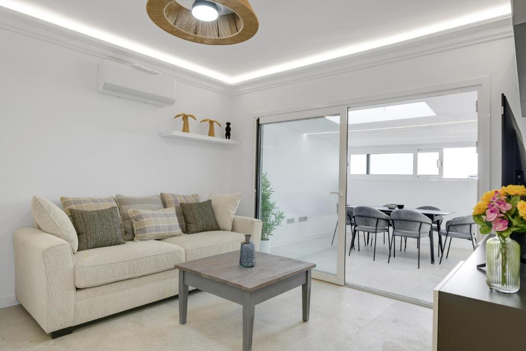 a living room with a couch and a table at Dúplex El Equilibrio in Playa Honda