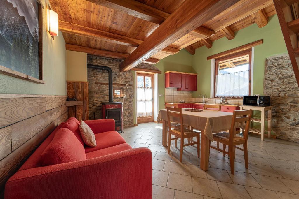 a living room with a red couch and a table at Civico 2 in Marmora