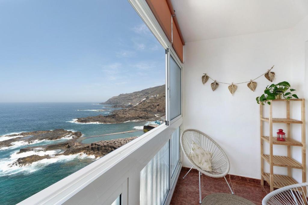 a balcony with a view of the ocean at Apartamento Luna in Tacoronte