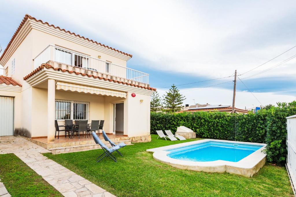a house with a swimming pool in the yard at Casa Mar in Vinarós