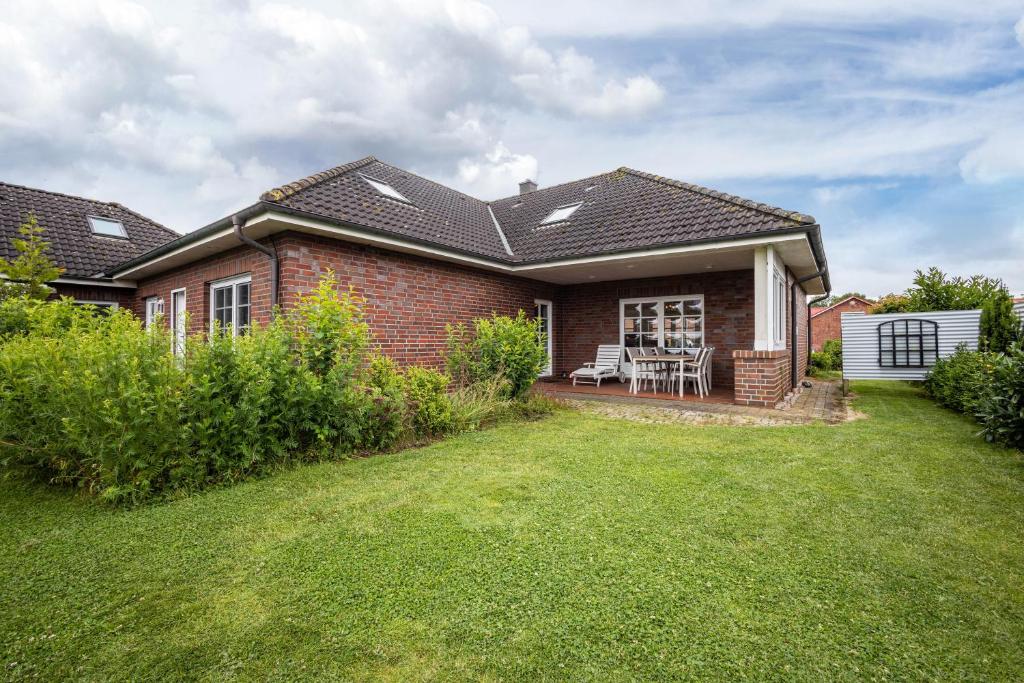 a brick house with a lawn in front of it at Ferienhaus Erlengrund A in Schafstedt
