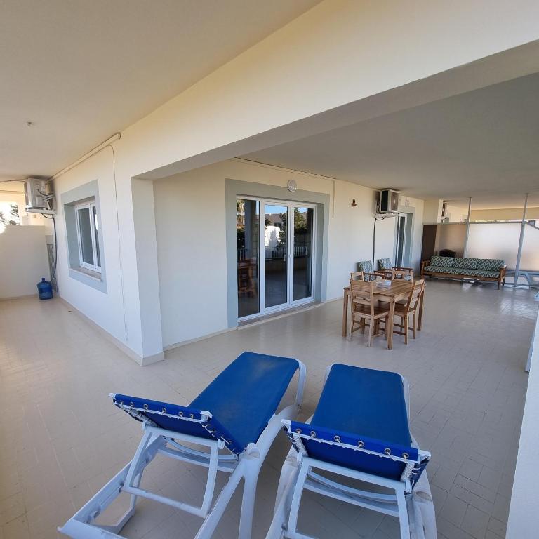 two blue chairs in a living room with a table at Apartamento Portosun Pez in Portocolom