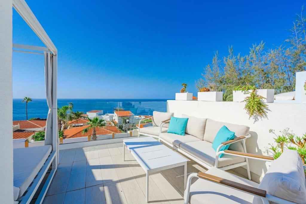 a balcony with a couch and a view of the ocean at La Perla in Callao Salvaje