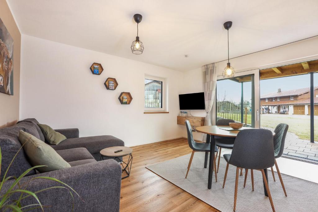a living room with a couch and a table at Ferienwohnung Alpenvorland in Seeg