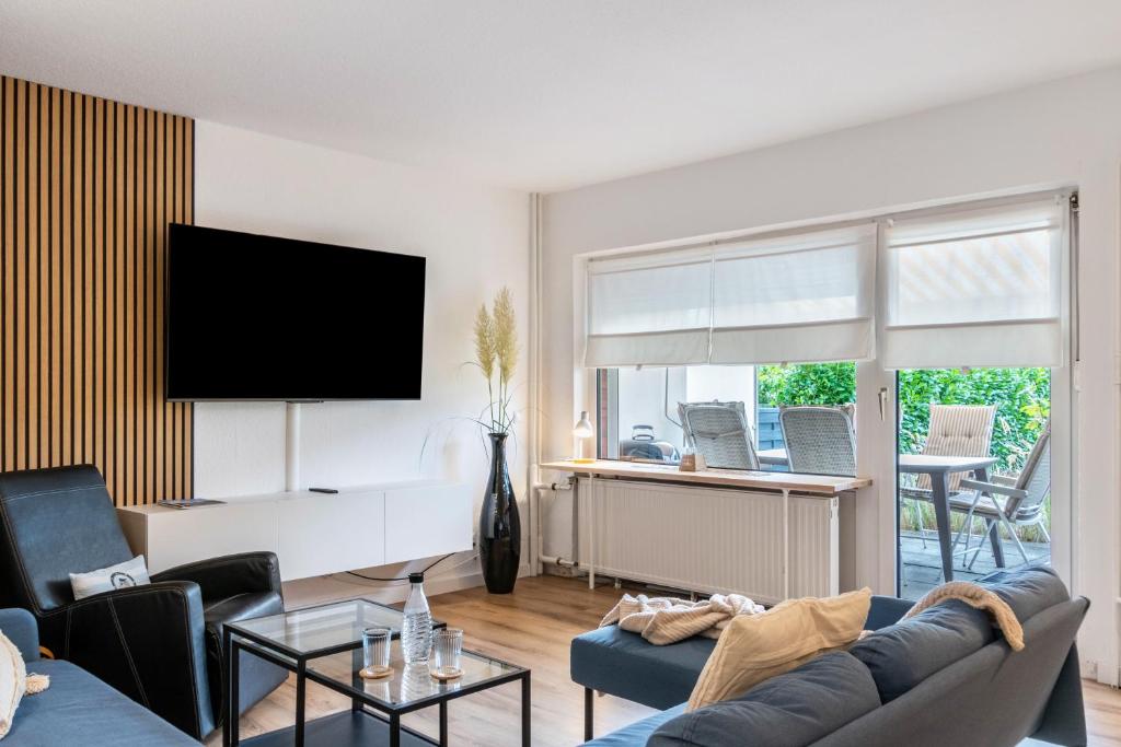 a living room with a couch and a tv at Fewokuh in Wilhelmshaven