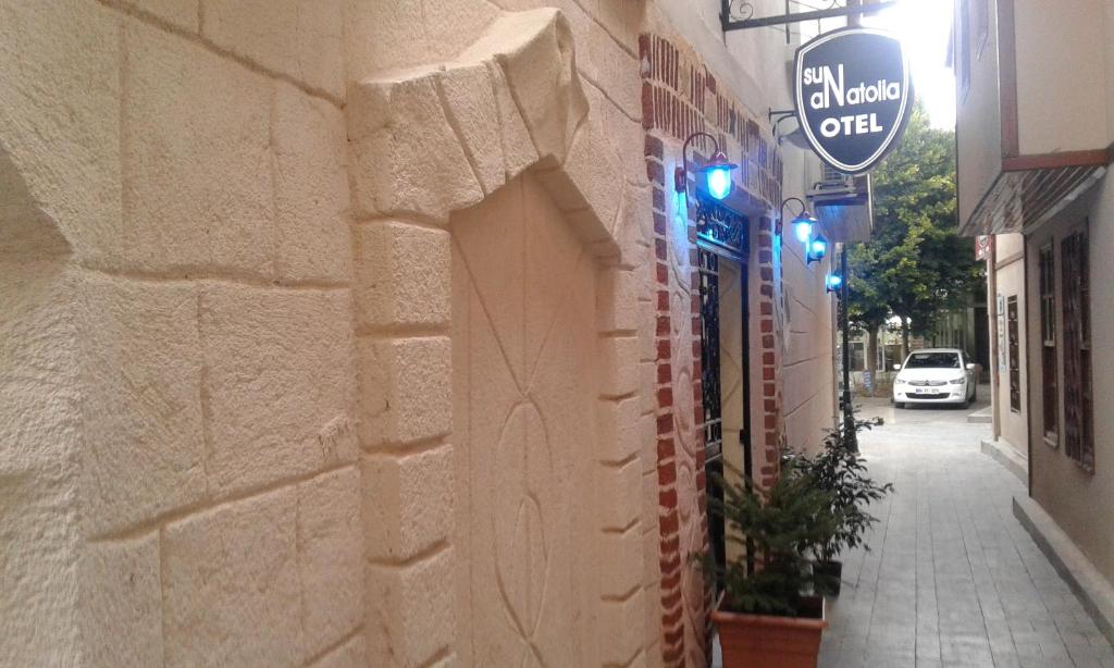 una calle con un cartel en el lateral de un edificio en SunAnatolia Otel en Antalya