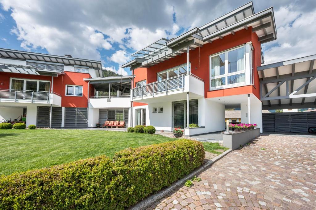 an exterior view of a house with a yard at Suite Marianne in Valdaora