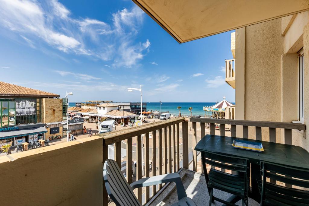 a balcony with a table and chairs and the ocean at 2 pièces face océan, Lacanau in Lacanau