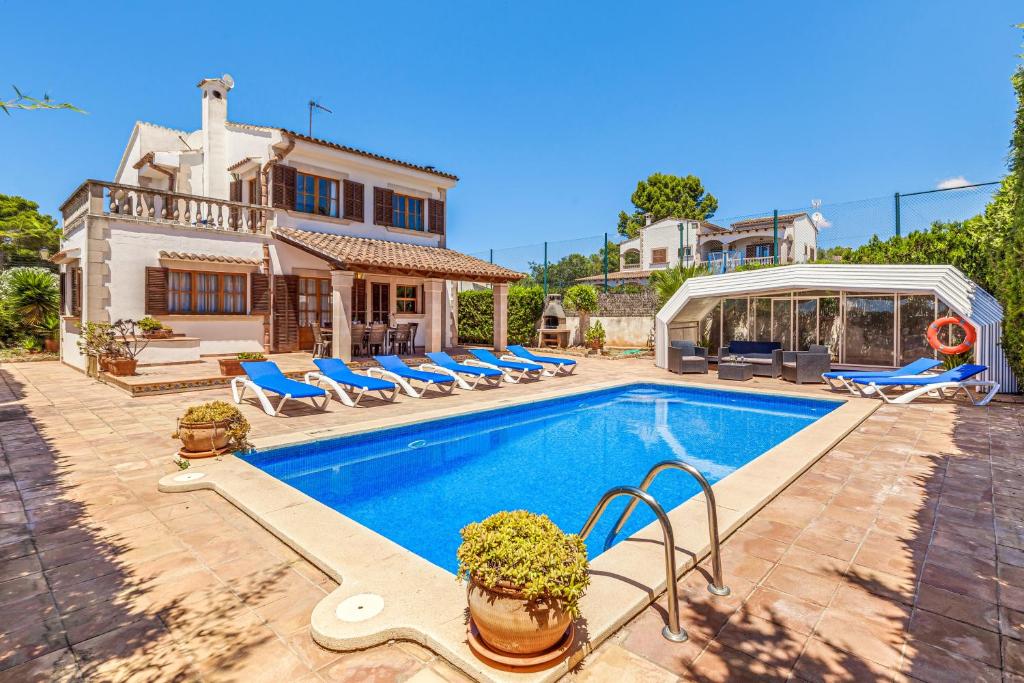 a villa with a swimming pool and a house at Villa Isabel in Campos