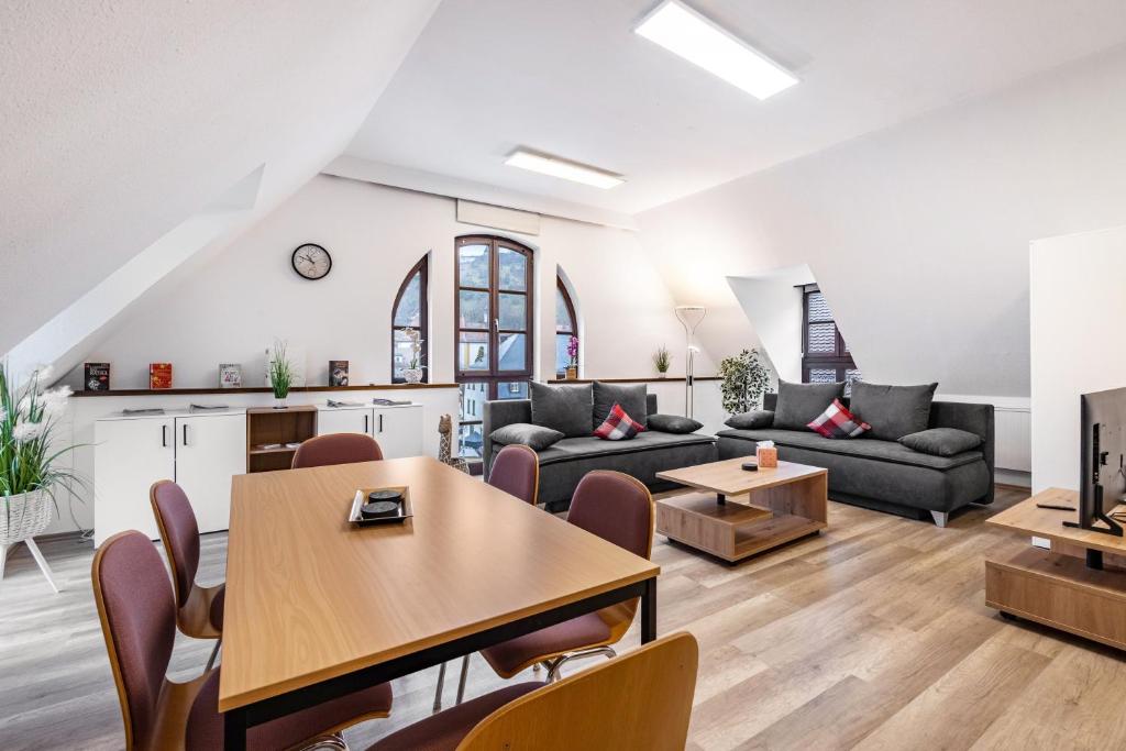 a living room with a table and a couch at Ferienwohnung Fernblick in Pottenstein