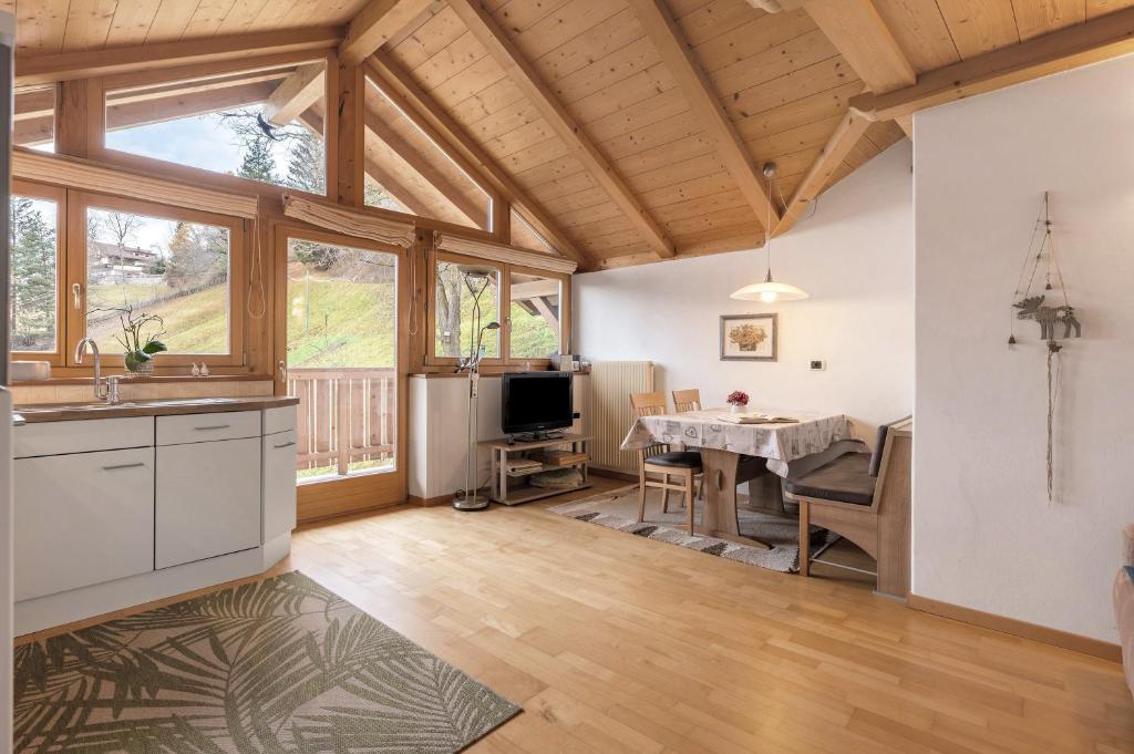 a kitchen and dining room with a dining table at Ferienwohnung Thymian Thalerhof in Ponte Nova