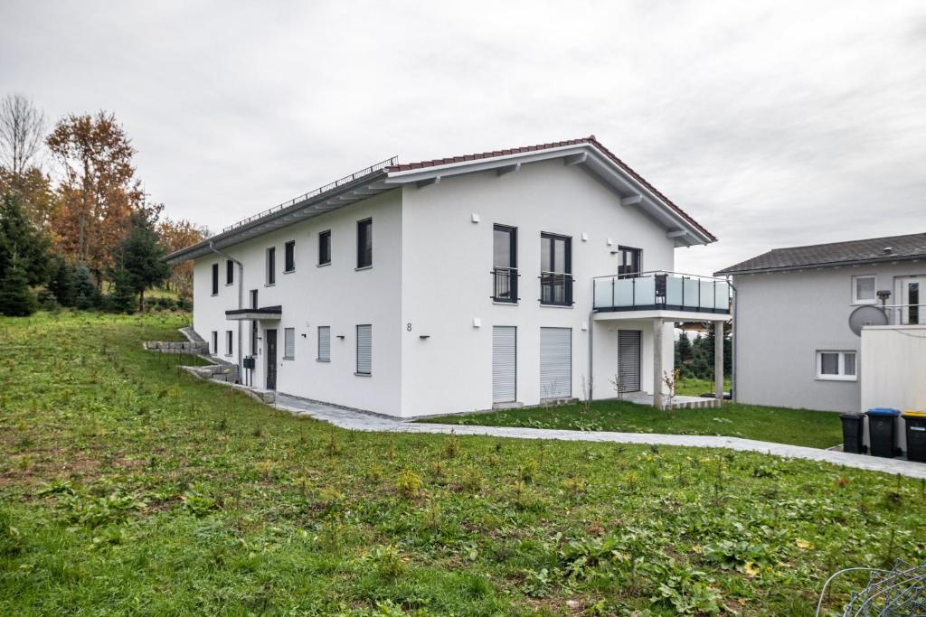 a white house with a green yard at Fichte in Ravensburg