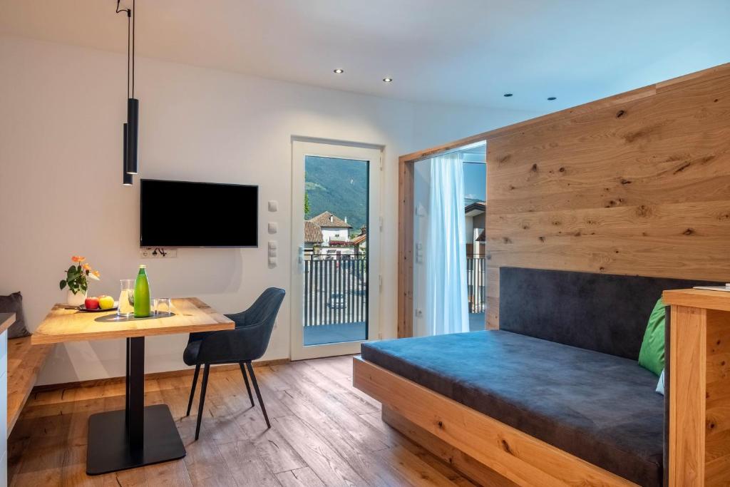 Luisl Hof - Apartment Pomum - 带阳台的高级一卧室公寓