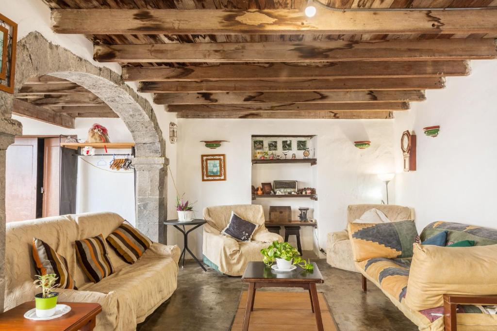 a living room with two couches and a table at Casa Pollo Buen Lugar in Casablanca