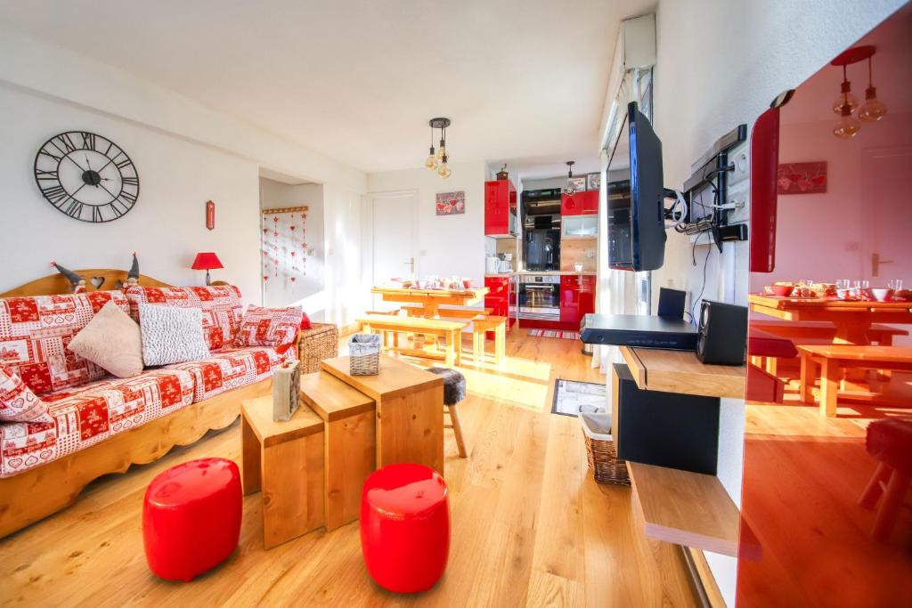 een woonkamer met een bed en een tafel bij Comte Rouge in Taninges