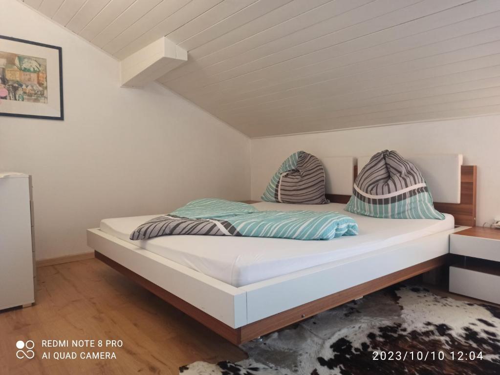 a bed in a attic room with a mattress at Apartement Jörg in Lana