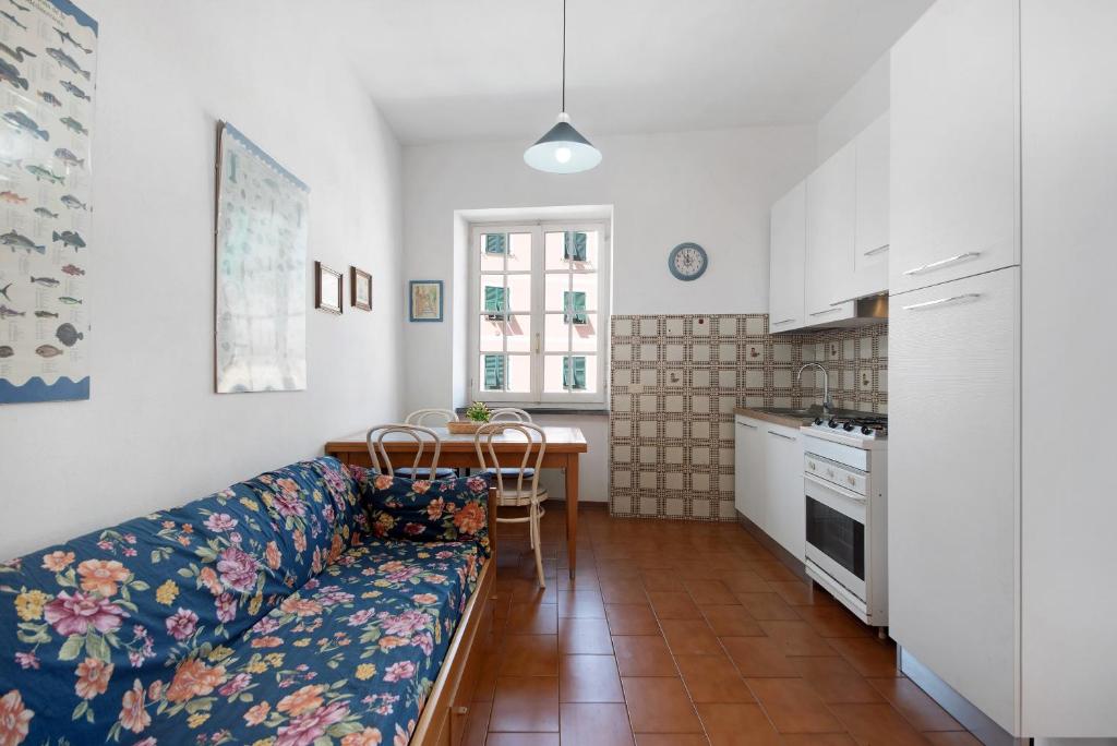 a living room with a couch and a kitchen at Via Colombo 12 Bilo in Bonassola