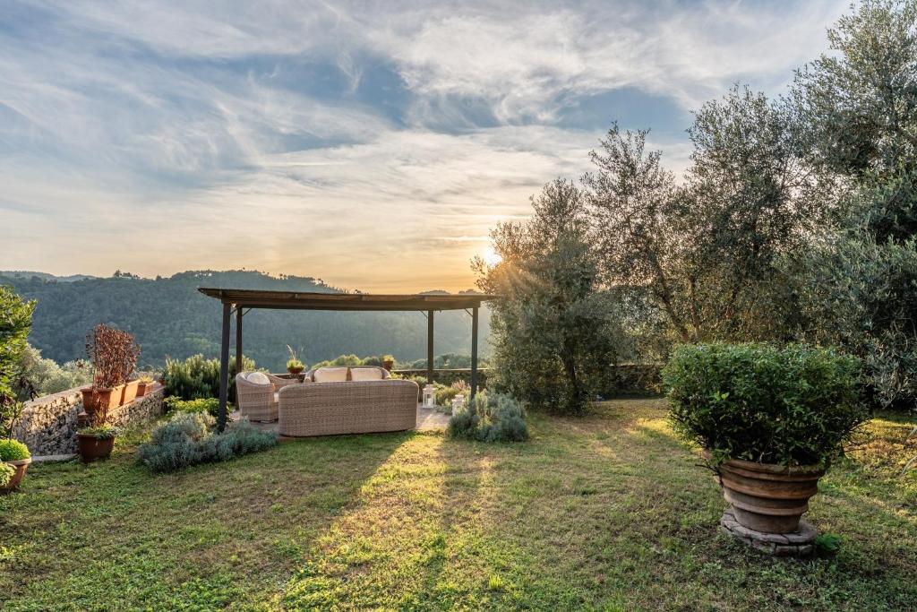 a garden with a bed and a pergola at Villa Gabriella - Piazzano in Lucca