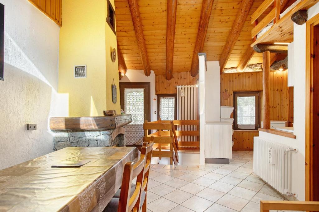 a kitchen and dining room with a table and chairs at Maison Tillier Valtournenche in Valtournenche