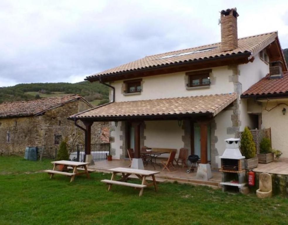 a house with a picnic table in the yard at Casa Rural Enarakabi in Zunzarren
