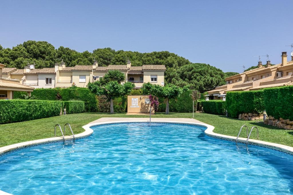 a swimming pool in the yard of a house at Pinamar casa con piscina in L'Escala