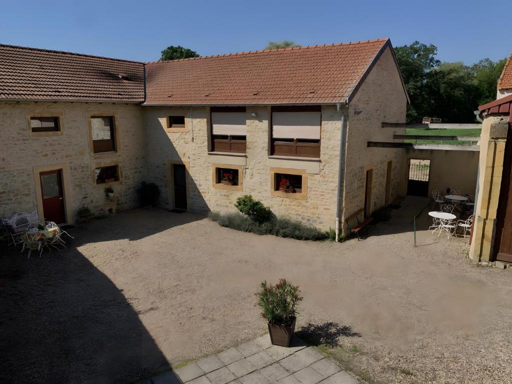an external view of a building with a courtyard at Gite L'atelier De Théophile in Peltre