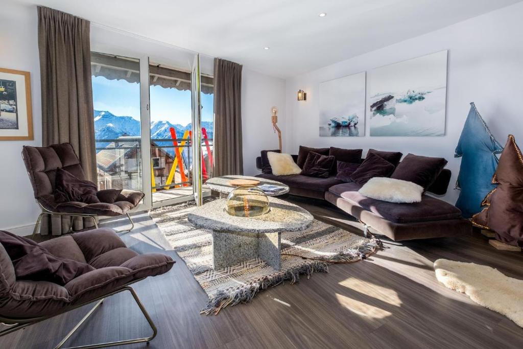 a living room with couches and a table at Triplex By Popalp in LʼHuez