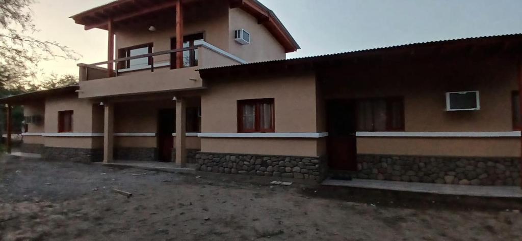 ein Haus mit einem Balkon auf dem Dach in der Unterkunft Cabañas Termas in Termas de Río Hondo