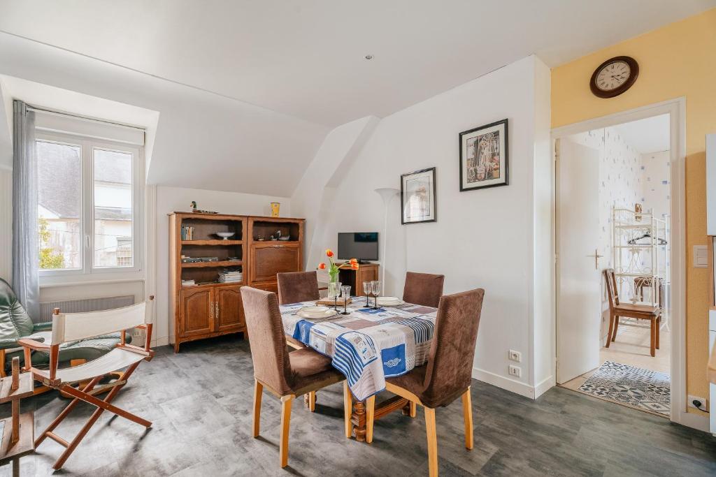 a dining room with a table and chairs at Appart Cancale Centre-ville - Mer in Cancale