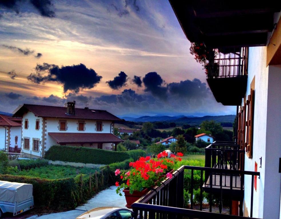 Blick vom Balkon eines Hauses mit Blumen in der Unterkunft Ultzama in Iráizoz