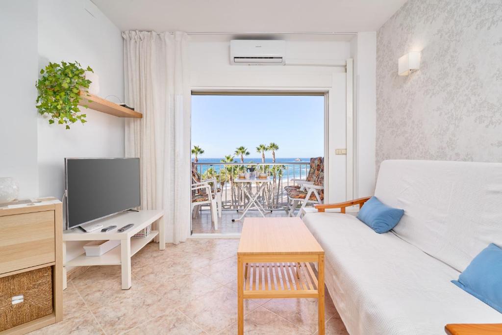 a living room with a couch and a tv at Apartamento Gondolas Costa Tropical in Almuñécar